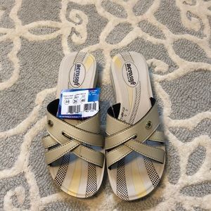 Aerosoft cream sandals